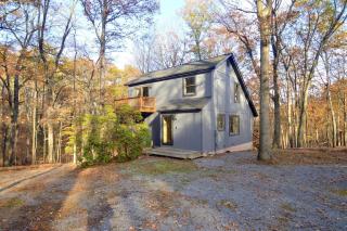 The Fern -- Private - Pet Friendly - Fireplace - River Access - Fire Pit - EV Station - 3