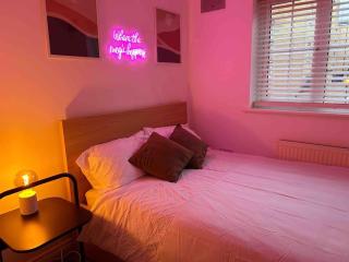 East London Apartment near Station & Free Parking, Arcade Machine - Romford - 8