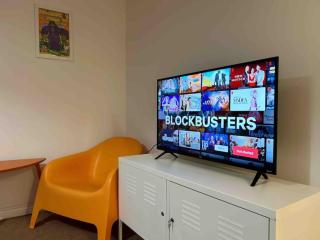 East London Apartment near Station & Free Parking, Arcade Machine - Romford - 7