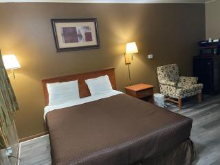 Colonial Inn - Dyersville - 7