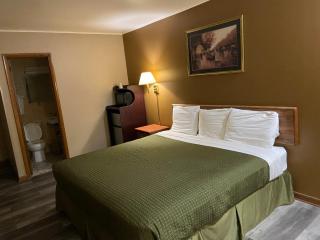 Colonial Inn - Dyersville - 8