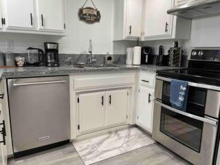 Entire Modern House with King bed & 65inTV - 5