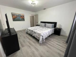 Entire Modern House with King bed & 65inTV - 4