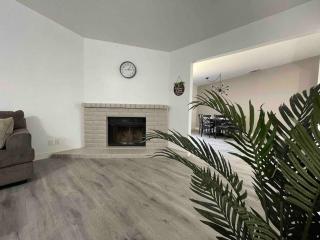 Entire Modern House with King bed & 65inTV - 1