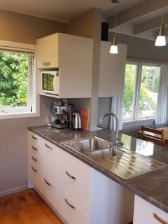 Perfect Lakeside Summer House - Rotorua - 2