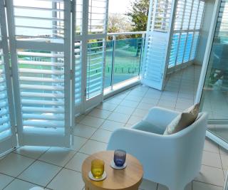 Deluxe Front Ocean Views modern self-contained apartment - 8