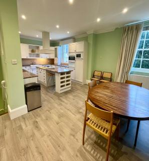 Picturesque Thameside Apartment - 5