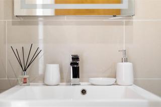 Tranquil Flat with Outdoor Space - Prime Location! - Londra - 1