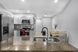 8 mins to Riverwalk & Alamo, fenced backyard, pets allowed - San Antonio - 8