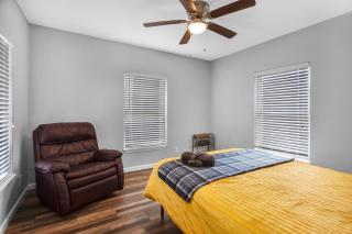 8 mins to Riverwalk & Alamo, fenced backyard, pets allowed - San Antonio - 6