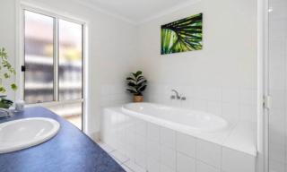 Esperance Entertainer - Mount Martha - 1