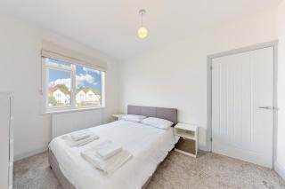 Modern 3 bedroom House with garden & private parking - Hounslow - 2