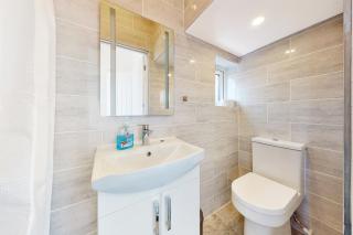 Modern 3 bedroom House with garden & private parking - Hounslow - 4