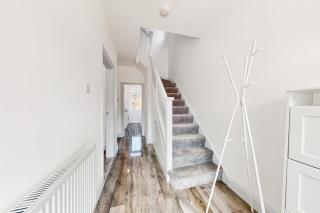 Modern 3 bedroom House with garden & private parking - Hounslow - 8