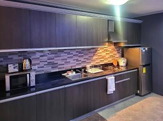 Kandi Modern 1BR, king bed. Wi-Fi, housekeeping! - 8