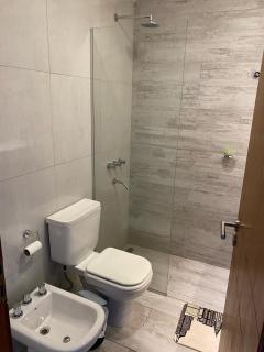 DEPARTAMENTO CENTRICO DE LUJO CON PISCINA Y COCHERA - 1