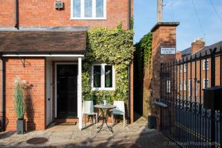 4 Bed Townhouse 2 mins from everything & 1 parking space! - 4