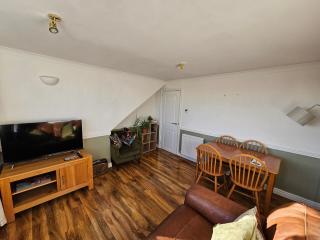 Avondale,2 bed lakeside on the Promenade, free parking & wifi - 8