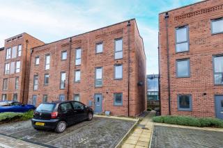 Carnforth 91 by Alt-Stay - Wakefield 2 Bed Ensuite Townhouse Contractor and Corporate Accommodation with Private Parking, Smart TV, Kitchen and Fast Wi Fi - Long Stay Ready with Weekly and Monthly Rates - 3