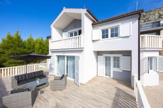 Villa Lea with a beautiful view and swimming pool - Stanići - 1