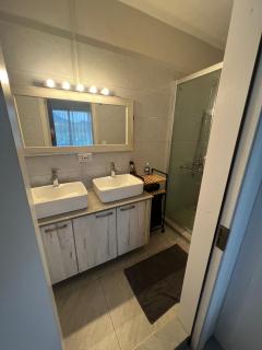 Top-Floor Modern 3BD Penthouse with Beautiful Mountain View Terrace - 5 min Walk to Beach - 1