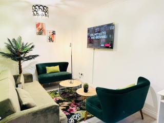 5BR House, Free Parking offA12, Contractor, Big Families, Relocation - 0