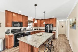 Hidden LakeFront -New Build-Private Beach-Fast WiFi - 9