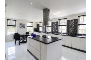 Luxurious 6 Bedroom Villa with Pool Sleeps 12 - Canvey Island - 6
