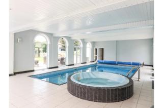 Luxurious 6 Bedroom Villa with Pool Sleeps 12 - Canvey Island - 9