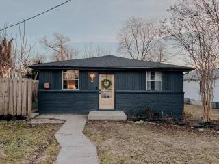 Dreami Stays East Nashville - 2BR Retreat with Cozy Patio and Mini Golf - Nashville - 6