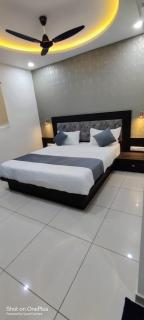HOTEL AARNA PALACE - Vadodara - 8