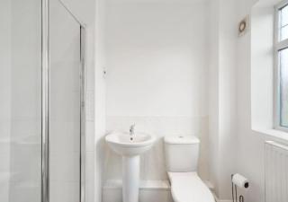 Stylish 4-Bedroom Apartment with Scenic Garden Views, Free WiFi & Parking - Perfectly Located Near Lincoln University - Lincolnshire - 2