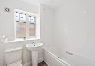 Stylish 4-Bedroom Apartment with Scenic Garden Views, Free WiFi & Parking - Perfectly Located Near Lincoln University - Lincolnshire - 3