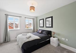 Stylish 4-Bedroom Apartment with Scenic Garden Views, Free WiFi & Parking - Perfectly Located Near Lincoln University - Lincolnshire - 8