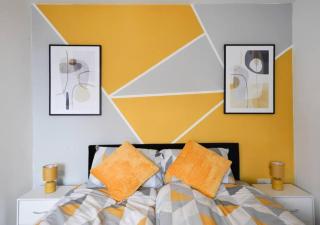 Stylish 4-Bedroom Apartment with Scenic Garden Views, Free WiFi & Parking - Perfectly Located Near Lincoln University - Lincolnshire - 0