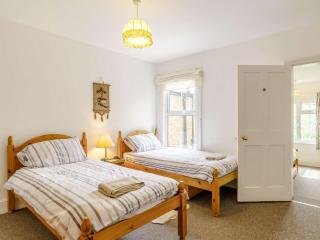 3 Bed in Thornham KT022 - Thornham - 1