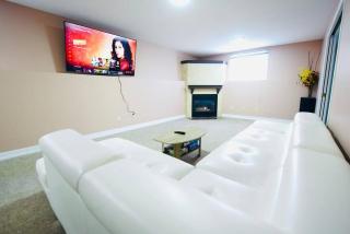 Spacious Hearth Escape with Natural Light & fireplace - Kingston - 0