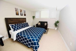 Spacious Hearth Escape with Natural Light & fireplace - Kingston - 9