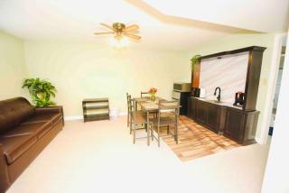 Spacious Hearth Escape with Natural Light & fireplace - Kingston - 6