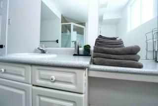 Spacious Hearth Escape with Natural Light & fireplace - Kingston - 4
