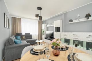Stylish Two Bedroom Apartment with Parking Near Lake Malta in Poznań by Noclegi Renters - Poznań - 3