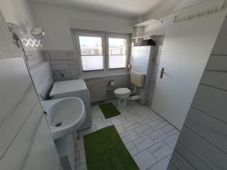 Neumühler Hof- Ferienwohnung "Thomas" 3 Zimmer,3 Bäder mit Dusche, kostenfreie Parkplätze vor dem Haus - Schwerin - 1