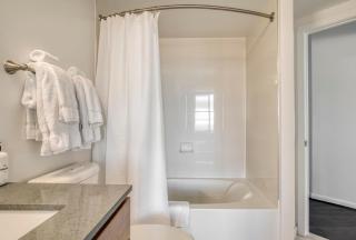 Tysons Corner 2br w pool fire pit nr mall WDC-810 - - 2