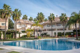 Front line beach townhouse with sea views and south facing, in Costabella, Marbella - Marbella - 9