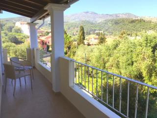 Villa Petrino - central flat location within Kassiopi. Sleeps 8 - Kassiopi - 2