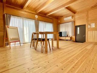 飲食店やスーパーも徒歩圏内！豊かな自然と共存するウッドハウス。 - 0