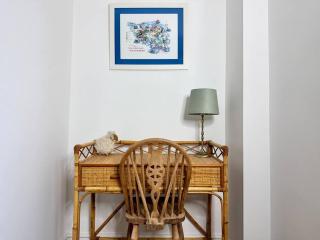 Cathedral Views Period Townhouse w/ Free Parking - 4