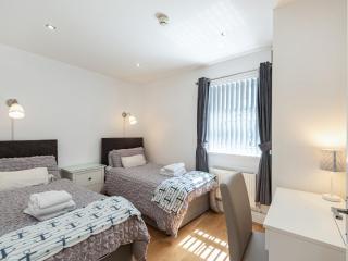 2 Bed in Tenby FB114 - 1