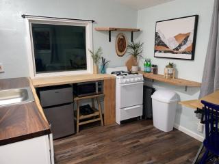 Cozy Little Cabin Slumber Village 3 - 4
