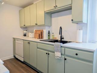 Stylish Retreat - 4 Min Downtown - 8